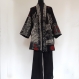 Veste kimono à grand col réversible en coton noir imprimé blanc et bordeaux. 
