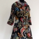 Longue tunique femme en coton noir imprimé paisley multicolore, col rond et boutons 