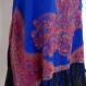 Longue tunique châle en viscose bleue avec motifs traditionnels tissés rose 