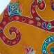 Veste châle en lainage safran brodée dessins traditionnels multicolores, motifs paisley 