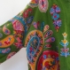 Veste châle en lainage vert brodée dessins traditionnels multicolores, motifs paisley 
