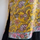 Longue tunique kurta jaune imprimée block print à motifs fleurs roses et bleues 