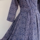 Robe longue cache coeur en coton bleu indigo et imprimé motifs paisley blancs 