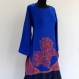 Longue tunique châle en viscose bleue avec motifs traditionnels tissés rose 