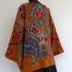 Veste châle en lainage safran brodée dessins traditionnels multicolores, motifs paisley 