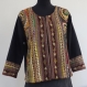 Veste noire coton et viscose mélangés à dessins traditionnels rebrodée au fil de laine 