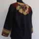Veste noire coton et viscose mélangés à dessins traditionnels rebrodée au fil de laine 