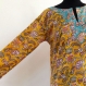 Longue tunique kurta jaune imprimée block print à motifs fleurs roses et bleues 