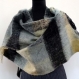 Grand chale poncho en laine mélangée acrylique , écossais noir , gris et ivoire 