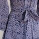 Robe longue cache coeur en coton bleu indigo et imprimé motifs paisley blancs 
