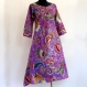 Longue robe tunique violette et multicolore , manches 3/4, col rond, boutonnée sur le devant , évasée dans le bas 