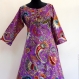 Longue robe tunique violette et multicolore , manches 3/4, col rond, boutonnée sur le devant , évasée dans le bas 
