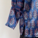 Tunique top bleue, douce et soyeuse en soie à dessin fleurs, manches longues , col rond 