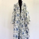 Kimono robe de chambre femme blanc en voile de coton imprimé orchidées bleues 