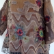Pull tunique châle brun et taupe en pure laine voile avec dessins ethniques appliqués 