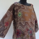 Pull tunique châle brun et taupe en pure laine voile avec dessins ethniques appliqués 