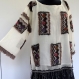 Pull tunique châle blanc en pure laine voile avec dessins ethniques bruns et noirs appliqués 
