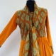 Robe longue safran et orange en coton, à corsage bustier boutonné , manches longues. 