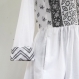Robe longue blanche et grise en coton, à corsage bustier boutonné , manches longues. 
