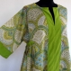 Longue robe d'intérieur kaftan ample en coton léger motif arcades vert et multicolore 