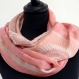 Grand snood, écharpe tube, en pure laine tissée rose et blanc , dessins paisley traditionnels 
