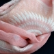 Grand snood, écharpe tube, en pure laine tissée rose et blanc , dessins paisley traditionnels 