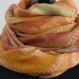 Grand snood, écharpe tube, en pure laine tissée safran et parme , dessins paisley traditionnels 