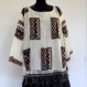 Pull tunique châle blanc en pure laine voile avec dessins ethniques bruns et noirs appliqués 