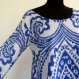 Tunique en voile de coton imprimé blanc et bleu indigo , col rond 