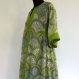 Longue robe d'intérieur kaftan ample en coton léger motif arcades vert et multicolore 