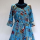 Longue robe d'intérieur , robe d'hotesse ample en coton léger motif paisley bleu et multicolore 