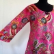 Longue robe d'intérieur , robe d'hotesse ample en coton léger motif paisley rose et multicolore 