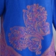 Pull tunique châle en viscose tissée bleu royal et fuchsia , col rond , motifs fleurs 