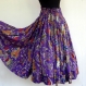 Jupe mi-longue violette et multicolore à dessins paisley en coton, 45 pans avec écharpe assortie 