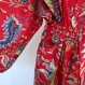 Kimono robe de chambre rouge et multicolore à dessins pailsley 