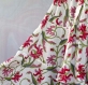 Robe longue blanche à grandes orchidées roses, sans manches, avec écharpe 