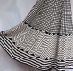 Longue jupe à pans blanche et noire en coton, motifs carreaux 