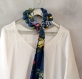 Collier foulard en tissu imprimé bleu shalimar avec perles de ouatine 