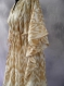 Tunique longue kaftan beige et blanche en coton imprimé ethnique ikat 