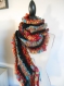 Grande écharpe unique noire, rouge, turquoise à franges en laine fait main 