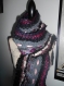 Grande écharpe unique grise, rose mauve et noire en laine à franges tricotée main 