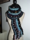Grande écharpe unique turquoise,mauve et noire en laine à franges tricotée main 
