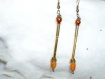 Boucles d'oreilles uniques originales avec perles orange et tiges en laiton de récup 