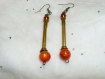 Boucles d'oreilles uniques originales avec 2 perles orange et tiges laiton de récup 