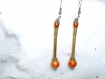 Boucles d'oreilles uniques originales avec 2 perles orange et tiges laiton de récup 