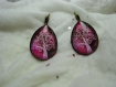 Boucles d'oreilles dormeuse en verre goutte avec arbre blanc sur fond rose fuchsia 