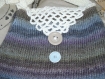 Sac besace en laine tricoté main mauve gris bleu et taupe, rabat beige et boutons 
