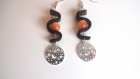 Boucles d'oreilles estampes argentées papillons, perles oeil de chat orange 