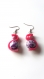 Boucles d'oreilles sangle silicone rose, perles argentées et violettes 