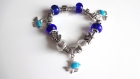 Bracelet charms poissons turquoise,perles lampwork bleues, blanches 